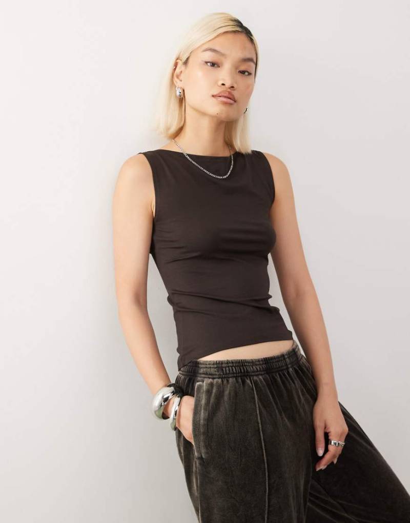 Weekday - Annie - Superweiches, ärmelloses Oberteil in Dunkelbraun mit U-Boot-Ausschnitt-Brown von Weekday