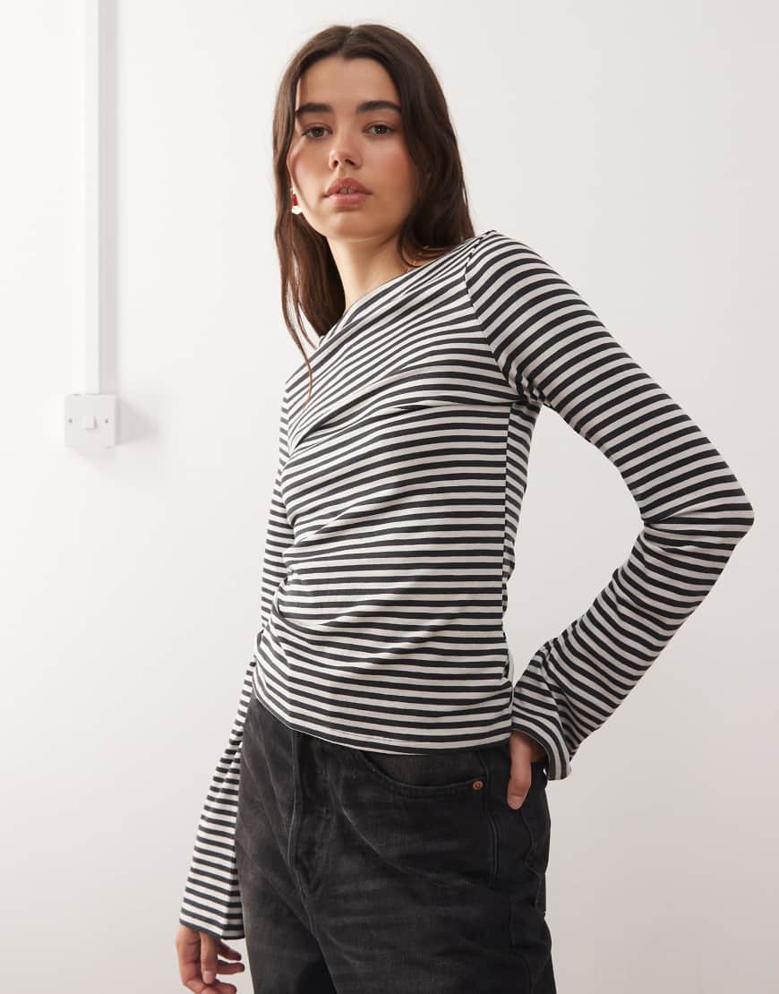 Weekday - Annie - Superweiches, gestreiftes Oberteil in gebrochenem Schwarz und Grau mit U-Boot-Ausschnitt und langen Ärmeln, exklusiv bei ASOS Weekday - Annie - Superweiches, gestreiftes Oberteil in gebrochenem Schwarz und Grau mit U-Boot-Ausschnitt und langen Ärmeln, exklusiv bei ASOS von Weekday