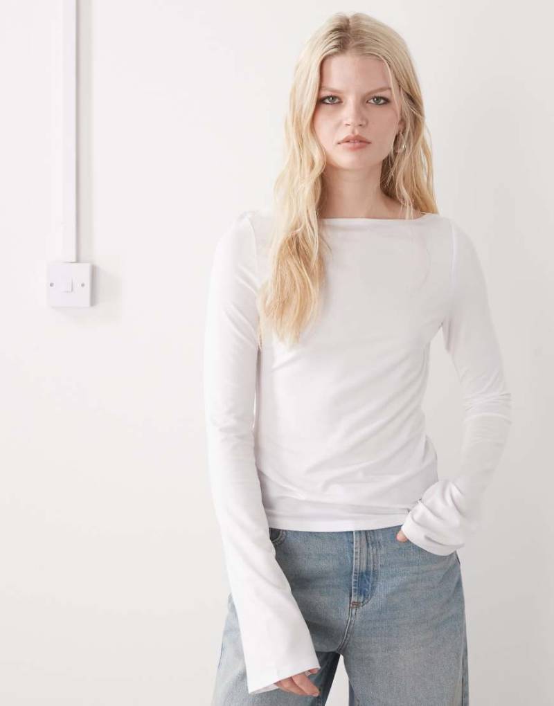 Weekday - Annie - Superweiches, langärmliges Oberteil in Weiß mit U-Boot-Ausschnitt, exklusiv bei ASOS von Weekday