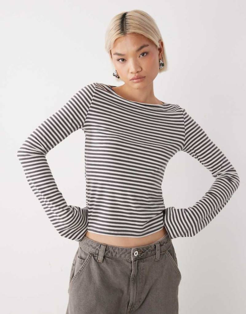 Weekday - Annie - Superweiches, langärmliges Oberteil in Wollweiß und Maulwurfsbraun gestreift mit U-Boot-Ausschnitt von Weekday