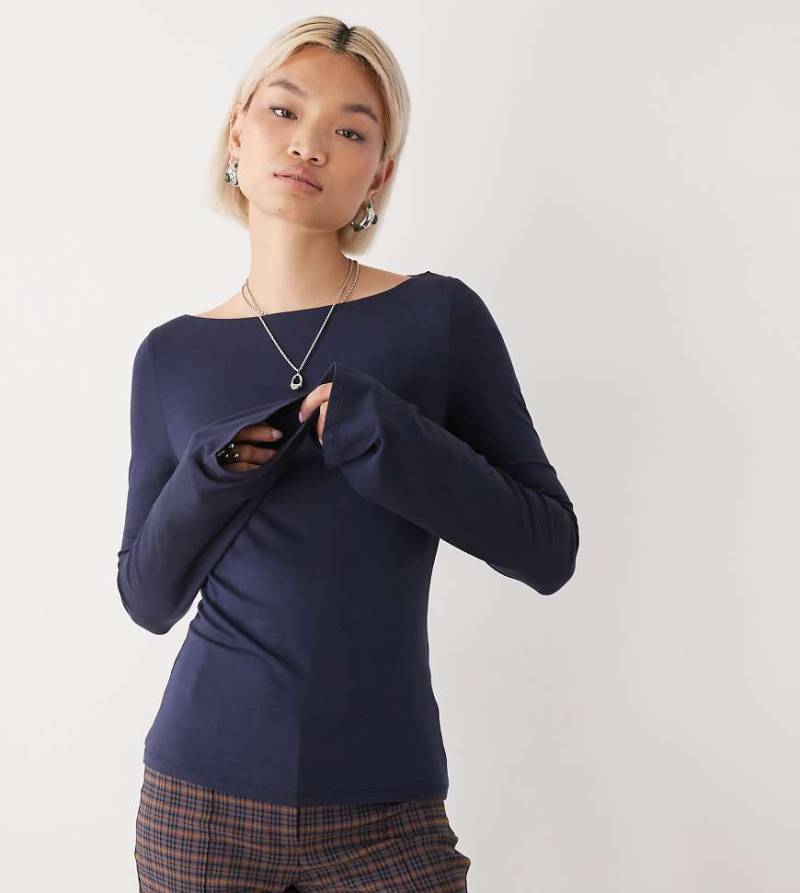 Weekday - Annie - Superweiches, langärmliges Oberteil in dunklem Marineblau mit U-Boot-Ausschnitt, exklusiv bei ASOS von Weekday