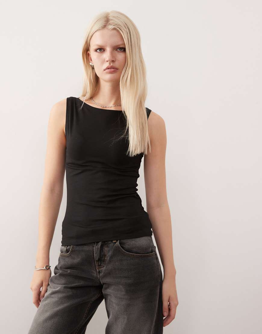 Weekday - Annie - Superweiches Tanktop in Schwarz mit U-Boot-Ausschnitt Weekday - Annie - Superweiches Tanktop in Schwarz mit U-Boot-Ausschnitt von Weekday