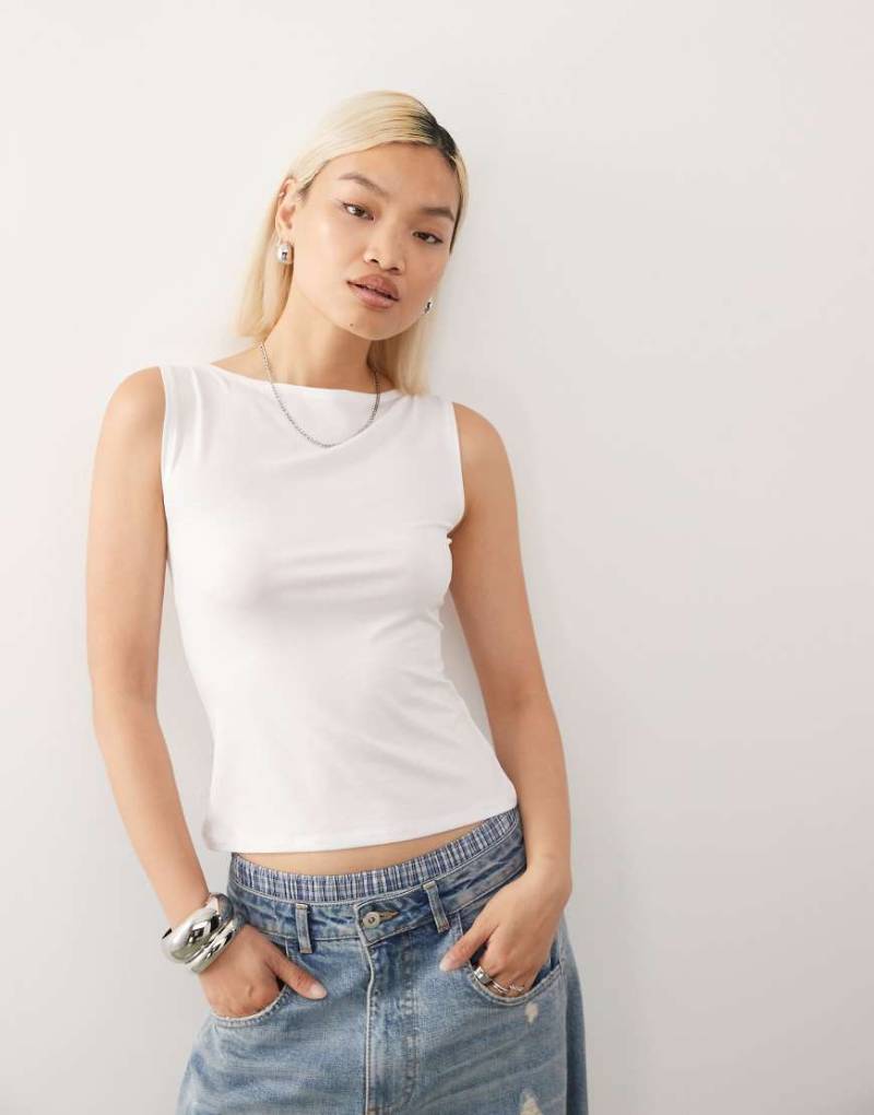 Weekday - Annie - Superweiches Tanktop in Weiß mit U-Boot-Ausschnitt von Weekday