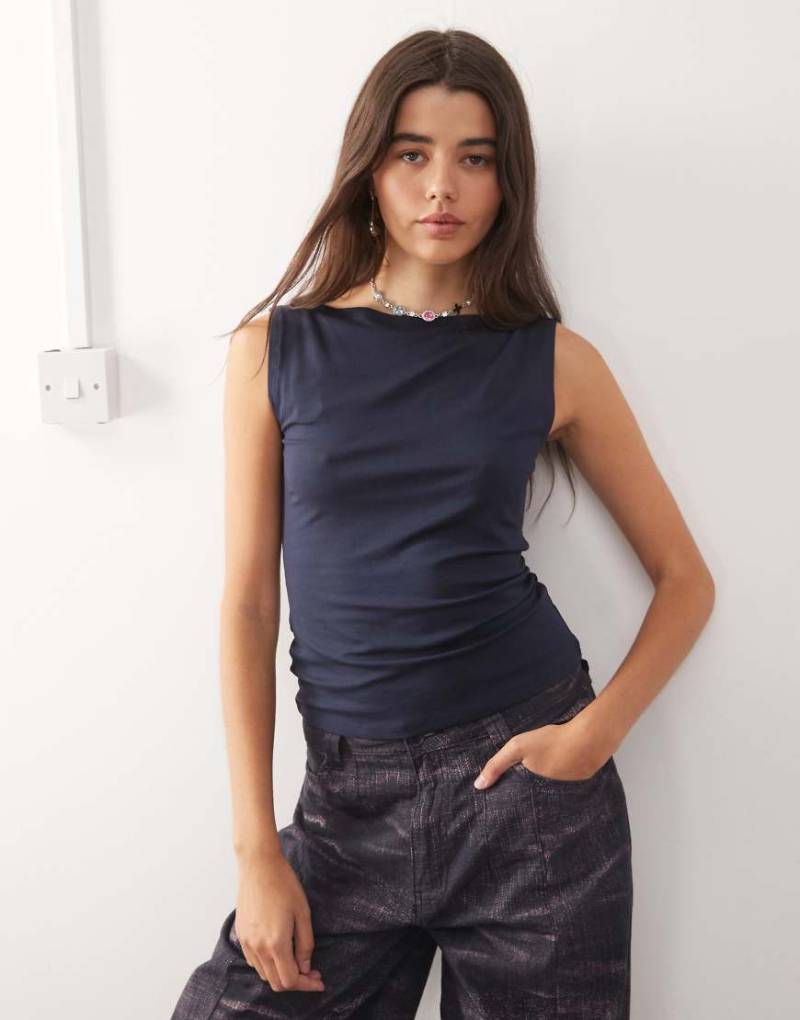 Weekday - Annie - Superweiches Tanktop in dunklem Marineblau mit U-Boot-Ausschnitt von Weekday