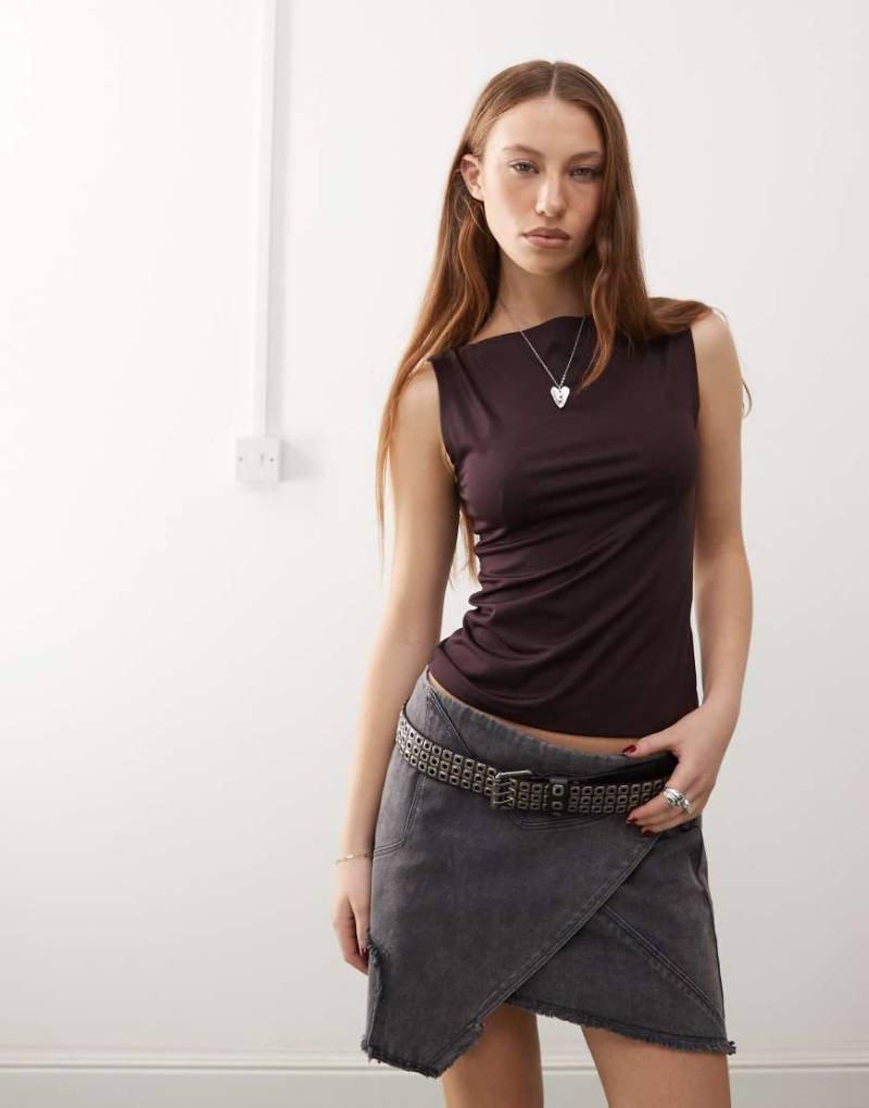 Weekday - Annie - Tanktop in Burgunderrot mit U-Boot-Ausschnitt-Lila von Weekday
