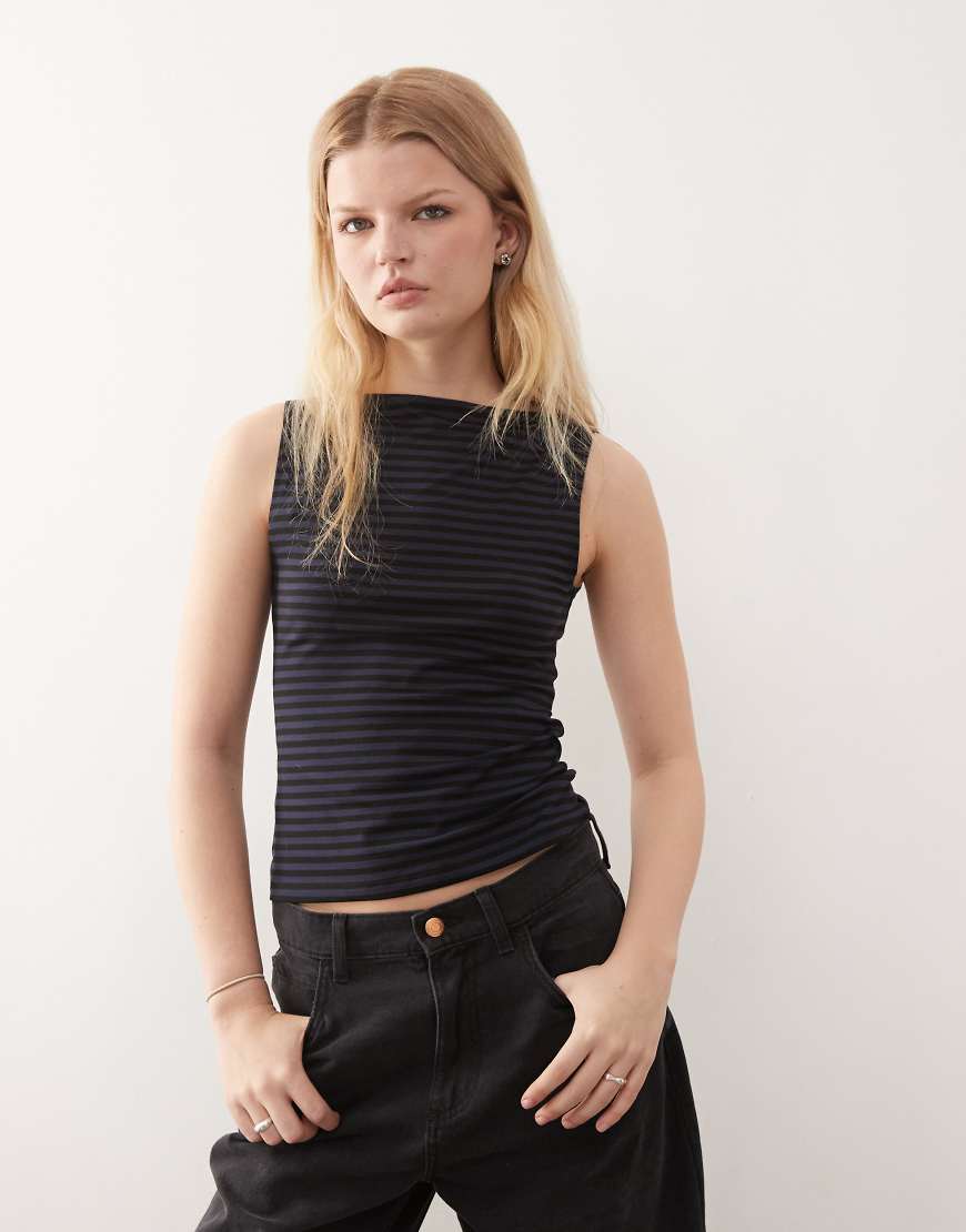 Weekday - Annie - Weiches, ärmelloses Oberteil in Marineblau mit U-Boot-Ausschnitt und Streifen, exklusiv bei ASOS von Weekday