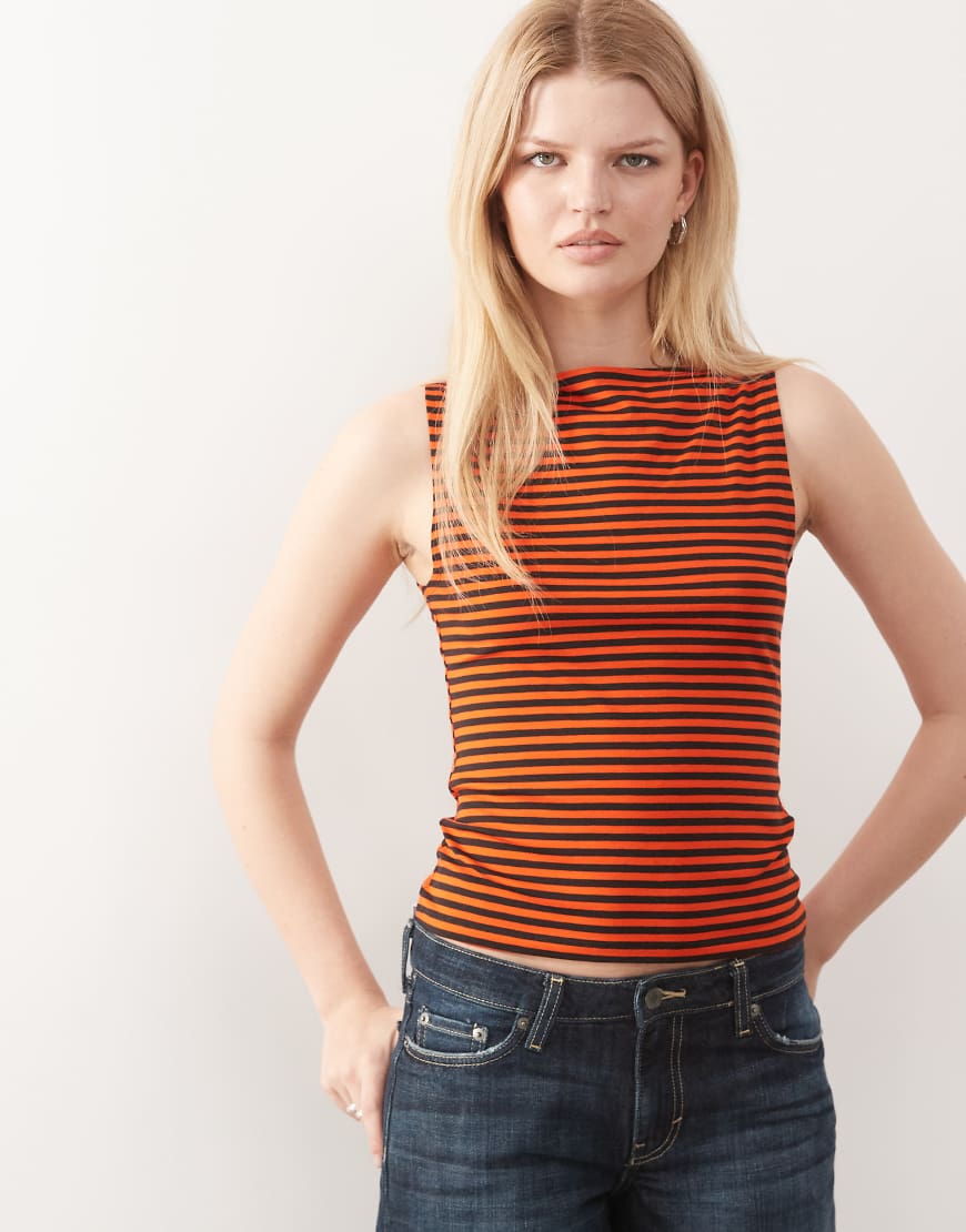 Weekday - Annie - Weiches, ärmelloses Oberteil mit U-Boot-Ausschnitt und Streifen in Braun und Orange, exklusiv bei ASOS-Brown von Weekday