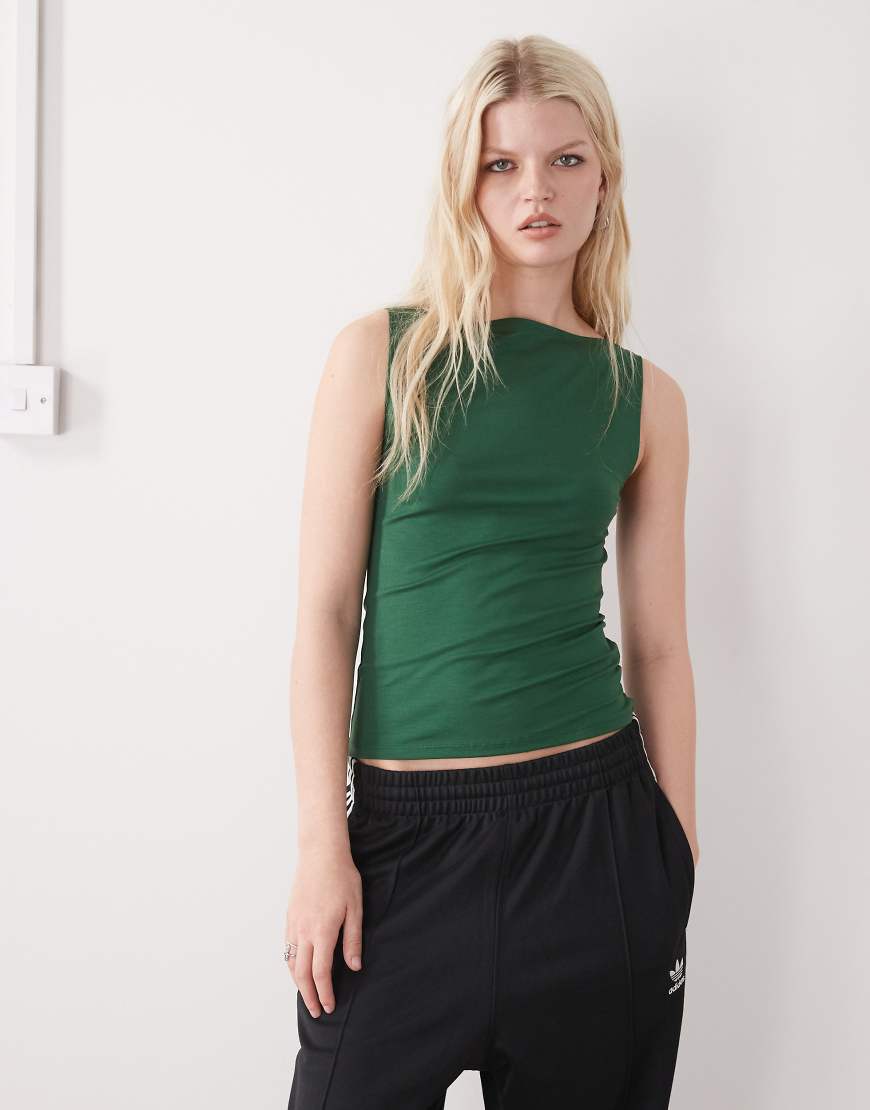 Weekday - Annie - Weiches, ärmelloses Wickeloberteil in Dunkelgrün mit U-Boot-Ausschnitt, exklusiv bei ASOS von Weekday