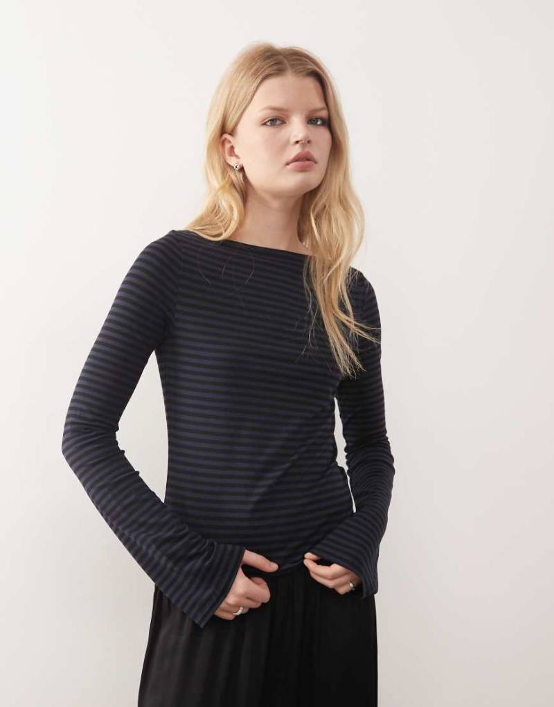 Weekday - Annie - Weiches, langärmliges Oberteil in Marineblau mit U-Boot-Ausschnitt und Streifen, exklusiv bei ASOS von Weekday