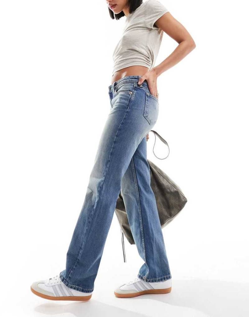 Weekday - Arrow - Jeans in Jackpot-Blau mit niedrigem Bund, regulärer Passform und geradem Schnitt von Weekday