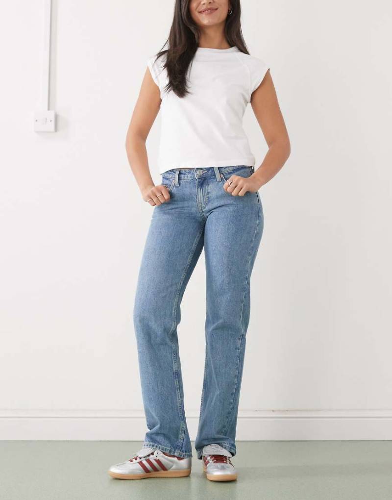 Weekday - Arrow - Jeans in blauer Waschung mit niedrigem Bund und geradem Schnitt von Weekday