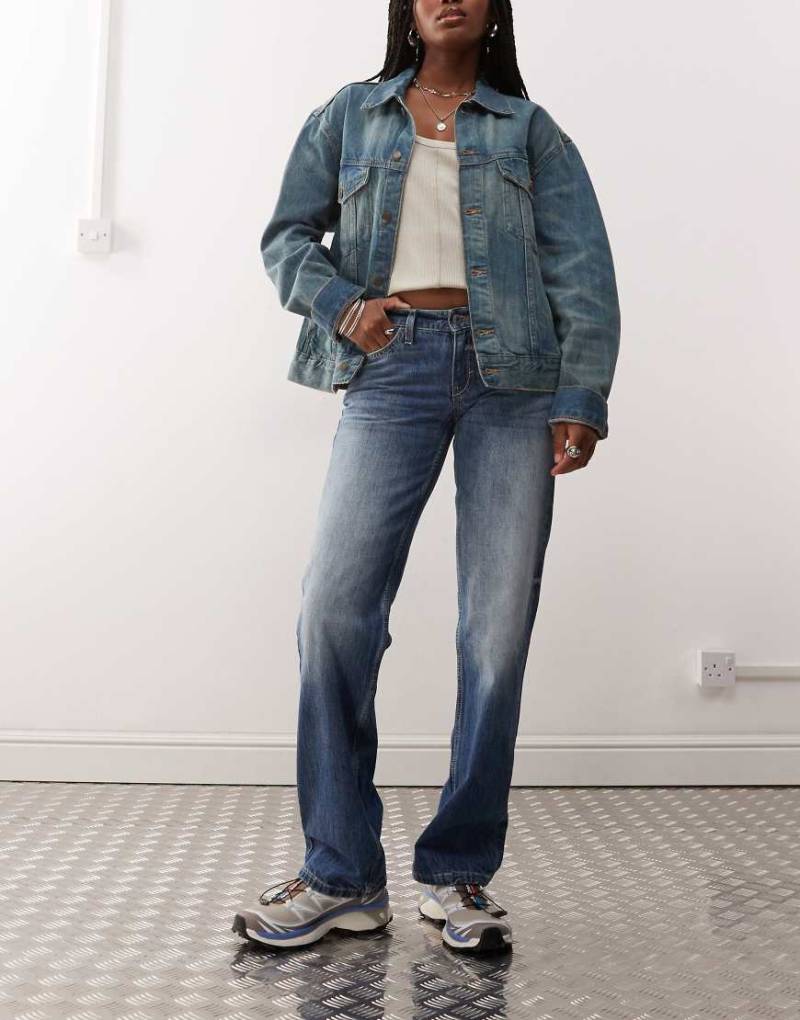 Weekday - Arrow - Jeans in verblasster dunkelblauer Waschung mit niedrigem Bund und geradem Schnitt von Weekday