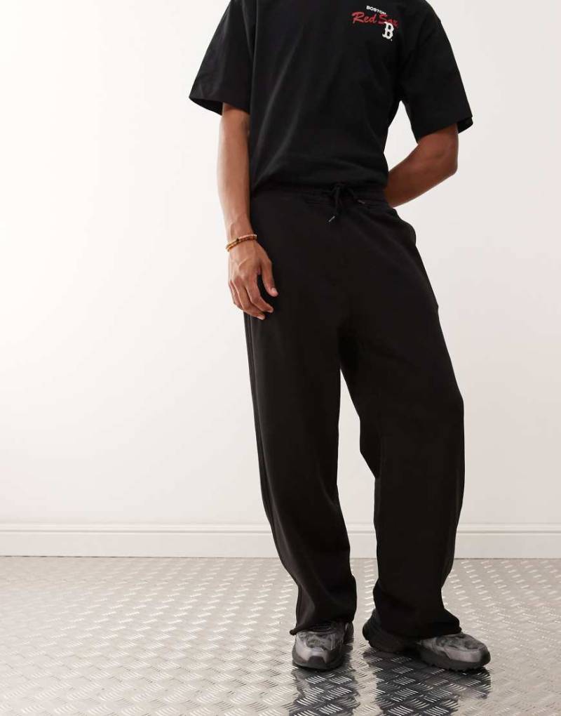 Weekday - Astro - Locker geschnittene Jogginghose in Schwarz von Weekday