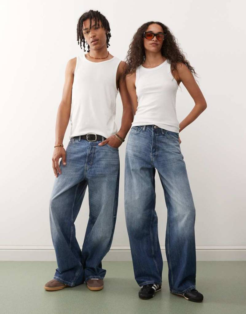 Weekday - Astro - Locker sitzende Unisex-Jeans in ausgebleichter dunkelblauer Waschung mit weitem Bein von Weekday