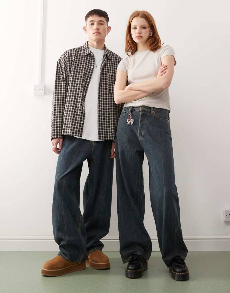Weekday - Astro - Unisex - Weite Jeans in schlieriger mittelblauer Waschung mit niedrigem Bund und lockerem Schnitt von Weekday