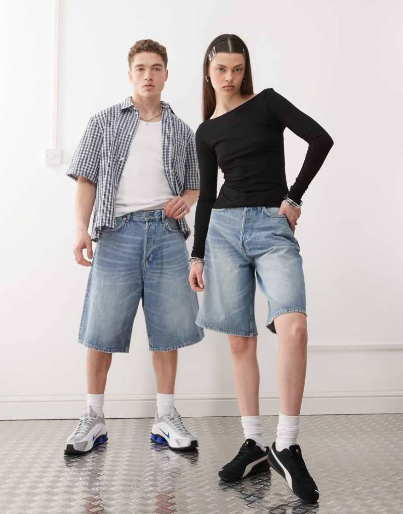 Weekday - Astro - Weite Unisex-Jeans-Shorts in Blau von Weekday