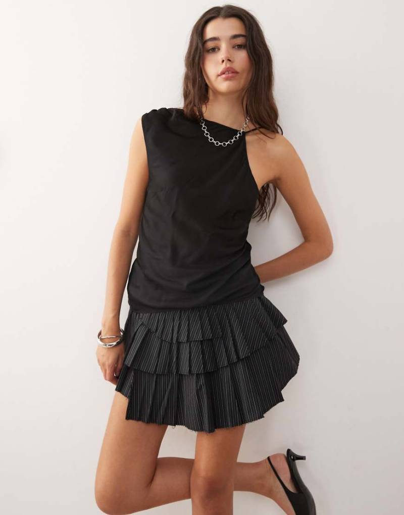 Weekday - Asymmetrisches Satin-Oberteil in Schwarz mit Rückenausschnitt von Weekday