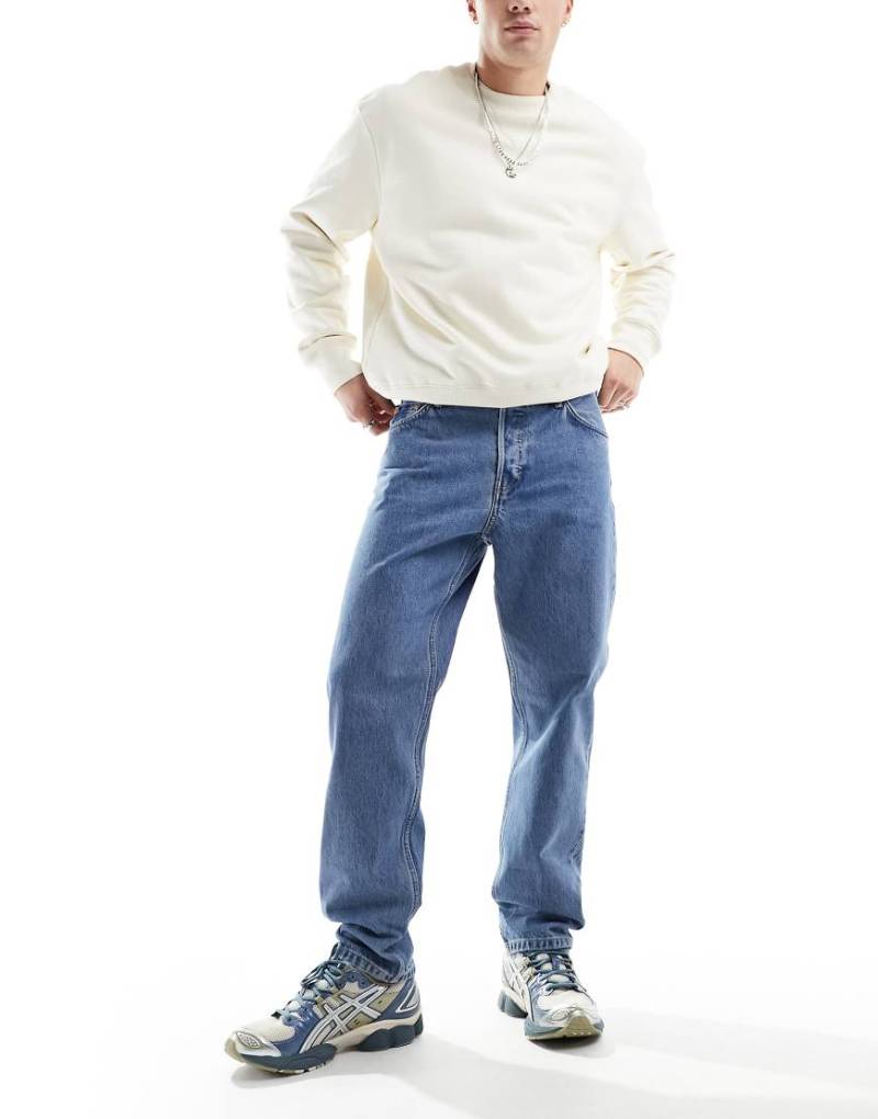 Weekday - Barrel - Lockere geschnittene Jeans in Blau mit schmal zulaufendem Bein im Stil der 90er von Weekday