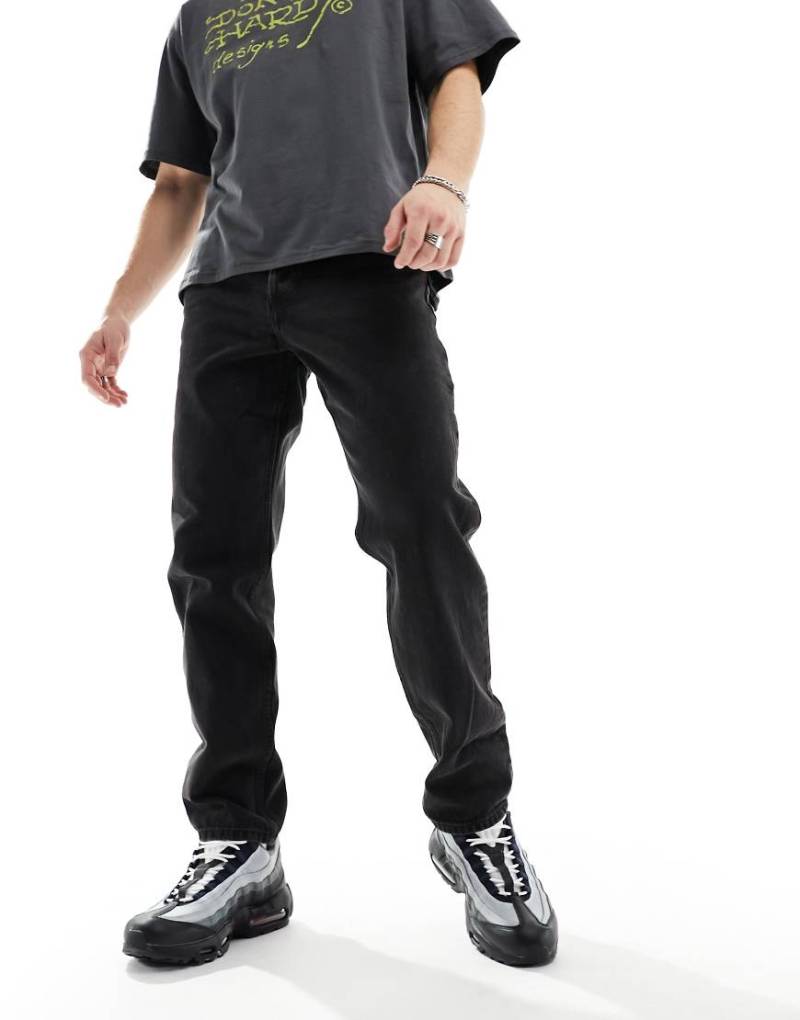 Weekday - Barrel - Relaxed Tapered Fit Jeans in Schwarz von Weekday