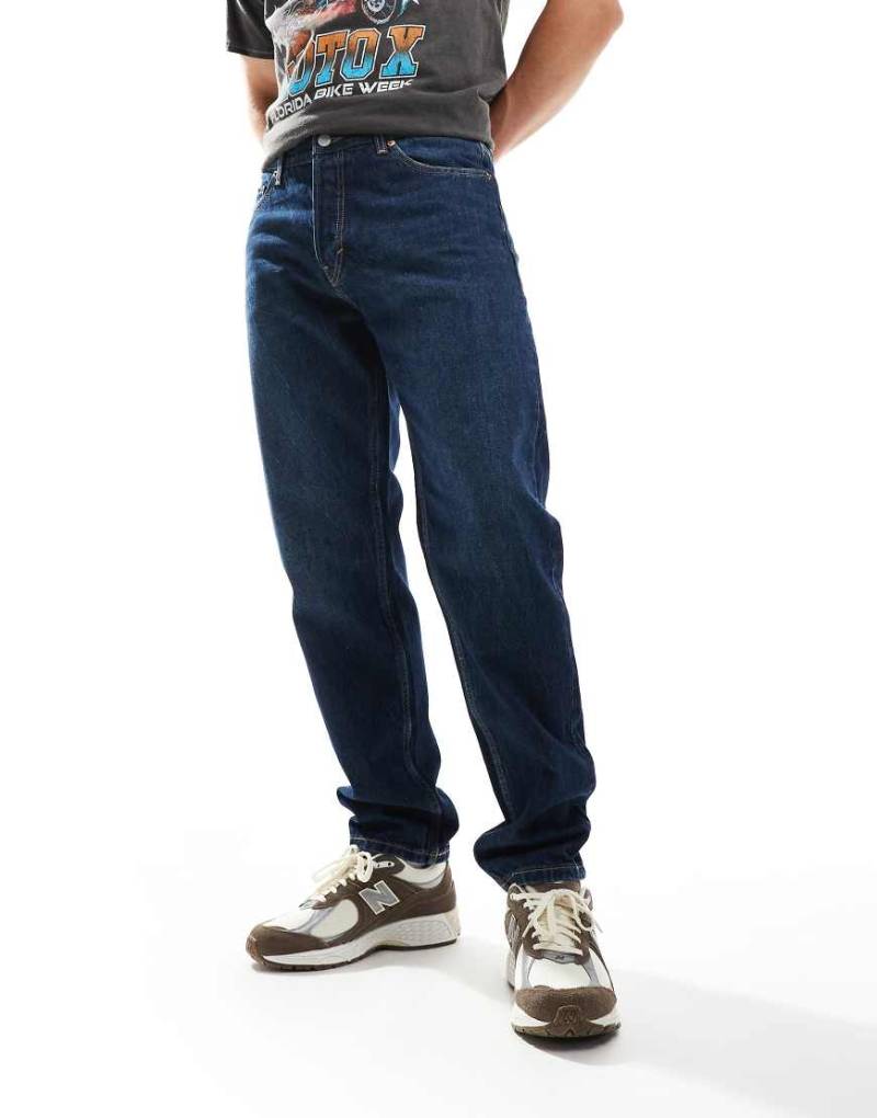 Weekday - Barrel - Schmal zulaufende Jeans in kompakter blauer Waschung mit lockerem Schnitt von Weekday