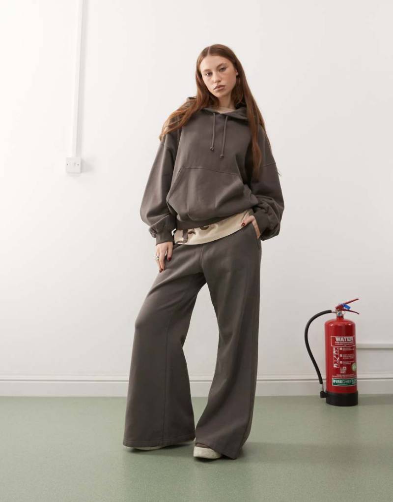 Weekday - Beata - Leicht ausgestellte Jogginghose aus schwerem Jersey in Maulwurfbraun, Kombiteil von Weekday