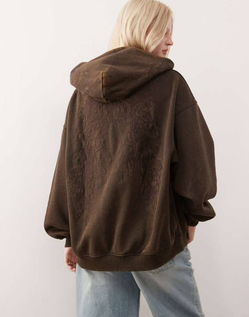 Weekday - Bestickter Oversize-Kapuzenpullover in Dunkelbraun-Brown Weekday - Bestickter Oversize-Kapuzenpullover in Dunkelbraun-Brown von Weekday
