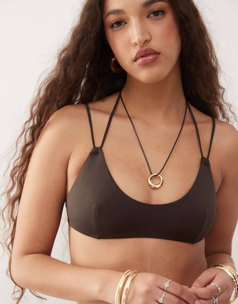 Weekday - Bikinioberteil in Dunkelbraun mit mehreren Riemchen Weekday - Bikinioberteil in Dunkelbraun mit mehreren Riemchen von Weekday