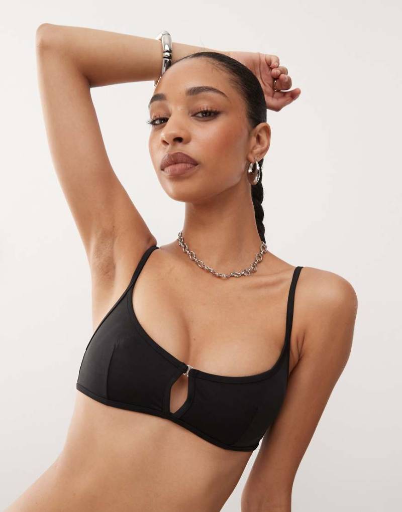 Weekday - Bikinioberteil in Schwarz mit Schnallendetail auf der Vorderseite von Weekday