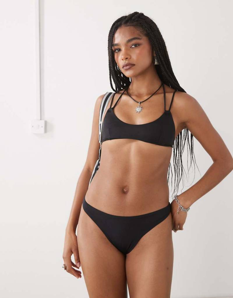 Weekday - Bikinioberteil in Schwarz mit mehreren Riemchen von Weekday