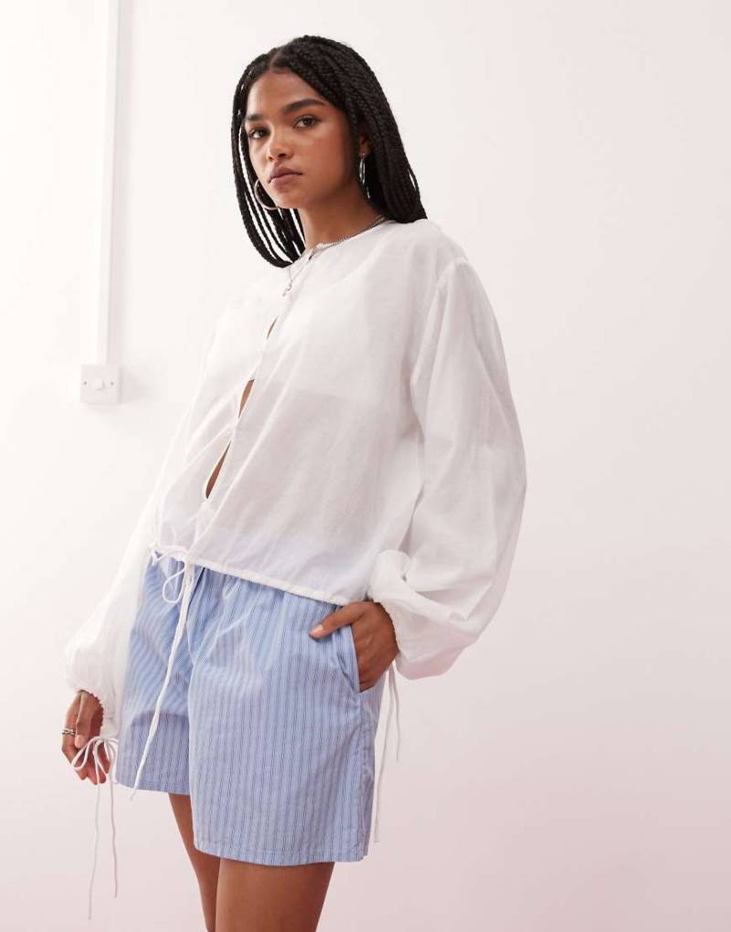 Weekday - Bluse aus Baumwoll-Voile in Wollweiß mit voluminösen Ärmeln und Schlüssellochdetail vorne von Weekday