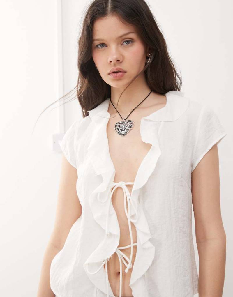Weekday - Bluse in Wollweiß mit Rüschen und Bindedetail vorn von Weekday