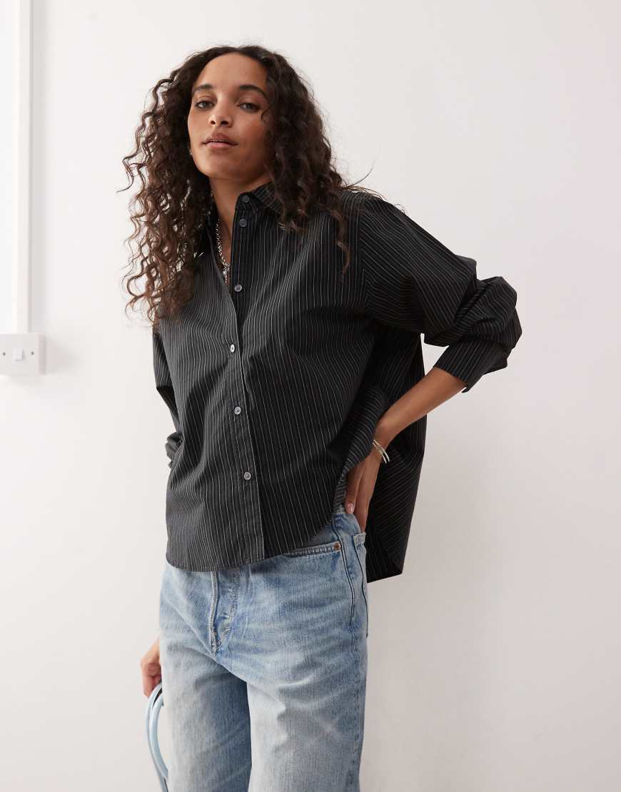Weekday - Bluse mit kastigem Schnitt in Schwarz und Grau gestreift Weekday - Bluse mit kastigem Schnitt in Schwarz und Grau gestreift von Weekday