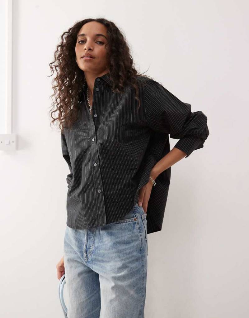 Weekday - Bluse mit kastigem Schnitt in Schwarz und Grau gestreift von Weekday
