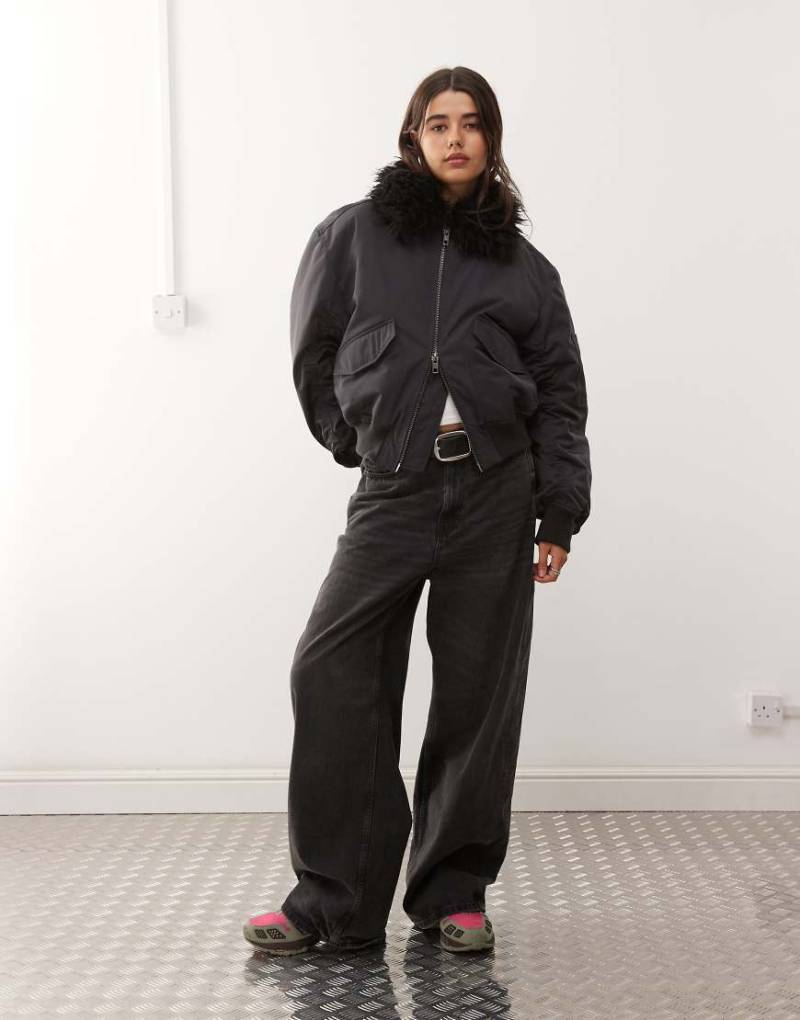 Weekday - Bomberjacke in gebrochenem Schwarz mit Kunstpelzkragen von Weekday
