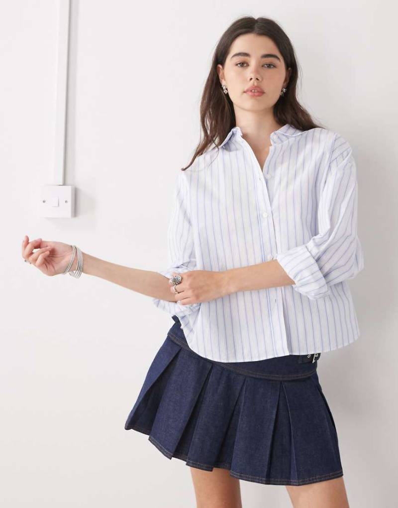 Weekday - Boxy Fit Hemd in Weiß mit blauen Streifen von Weekday