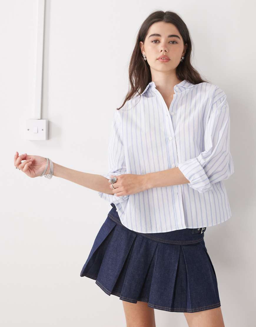 Weekday - Boxy Fit Hemd in Weiß mit blauen Streifen Weekday - Boxy Fit Hemd in Weiß mit blauen Streifen von Weekday