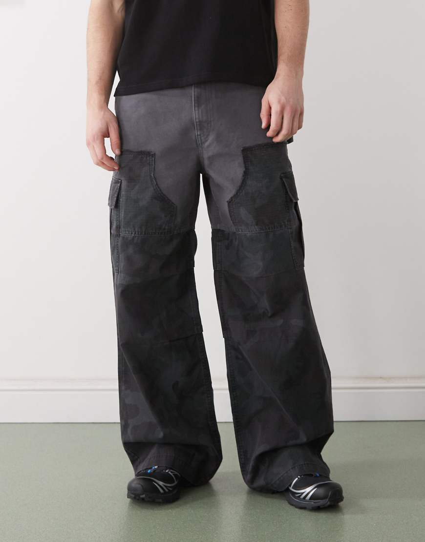 Weekday - Cargohose in Marineblau mit farblich abgestimmten Einsätzen mit Military-Muster von Weekday