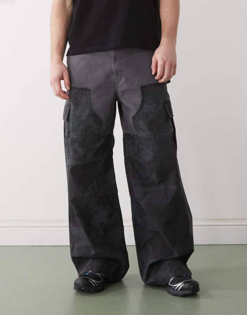 Weekday - Cargohose in Marineblau mit farblich abgestimmten Einsätzen mit Military-Muster von Weekday