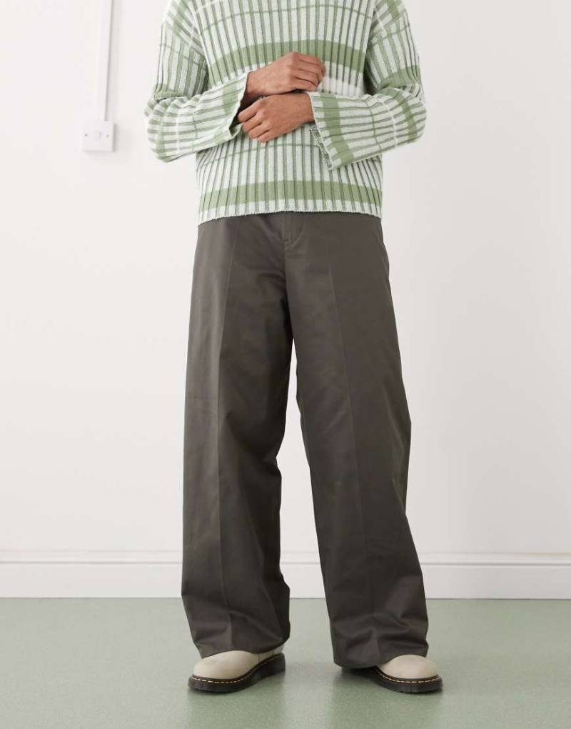 Weekday - Chinohose in dunklem Maulwurfbraun mit geradem, weitem Bein-Grau von Weekday