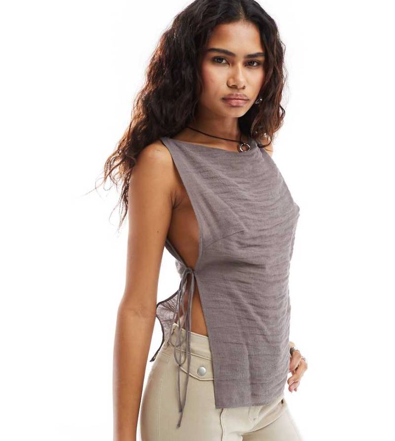 Weekday - Cintia - Camisole-Oberteil in Maulwurfsgrau mit U-Boot-Ausschnitt und seitlicher Schleife, exklusiv bei ASOS-Braun von Weekday