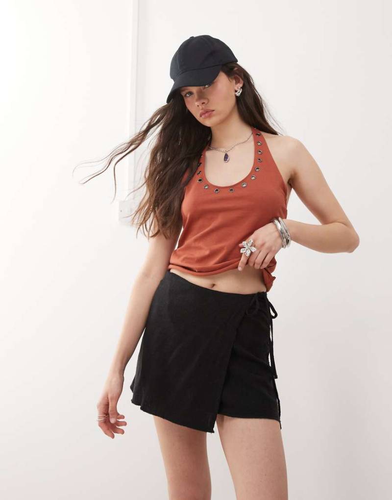 Weekday - Circee - Kurzer Leinenmix-Wickelrock in Schwarz - Exklusiv bei ASOS von Weekday