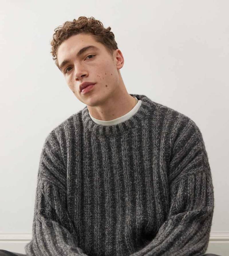Weekday - Connor - Gerippter Pullover in Dunkelgrau mit leicht verkürztem Schnitt, exklusiv bei ASOS-Braun von Weekday