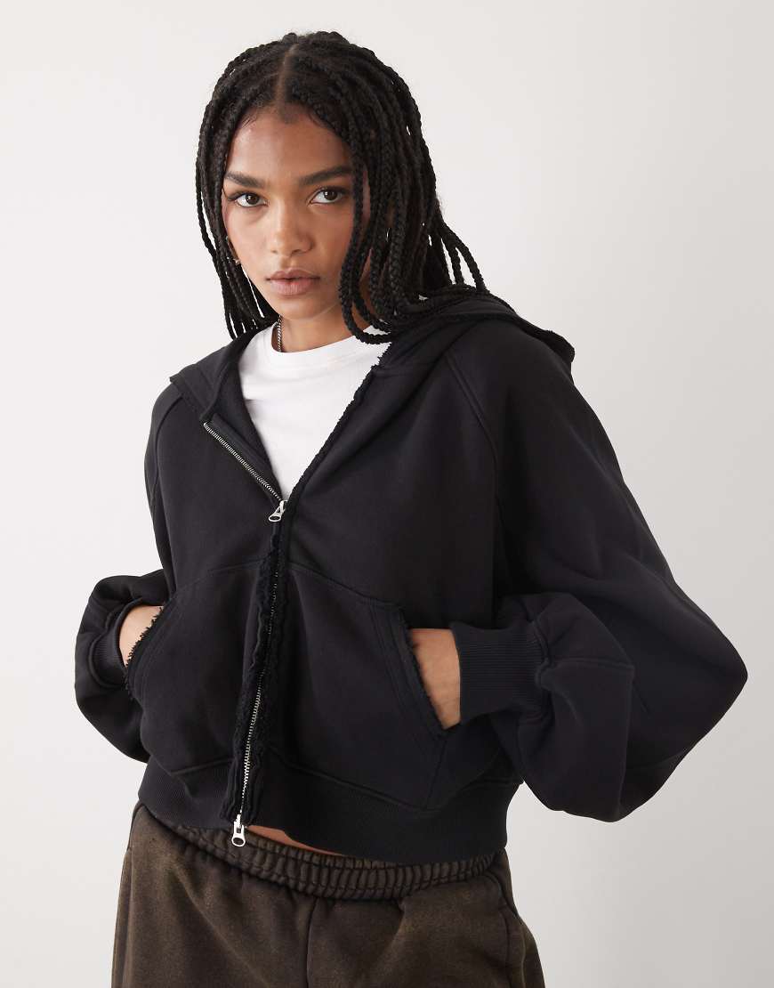 Weekday - Cropped-Kapuzenjacke in verwaschenem Schwarz mit Oversize-Passform und ausgefranstem Saum von Weekday