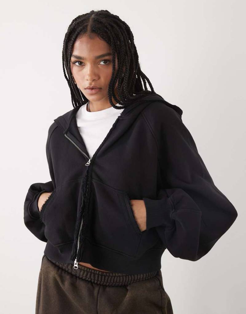 Weekday - Cropped-Kapuzenjacke in verwaschenem Schwarz mit Oversize-Passform und ausgefranstem Saum von Weekday