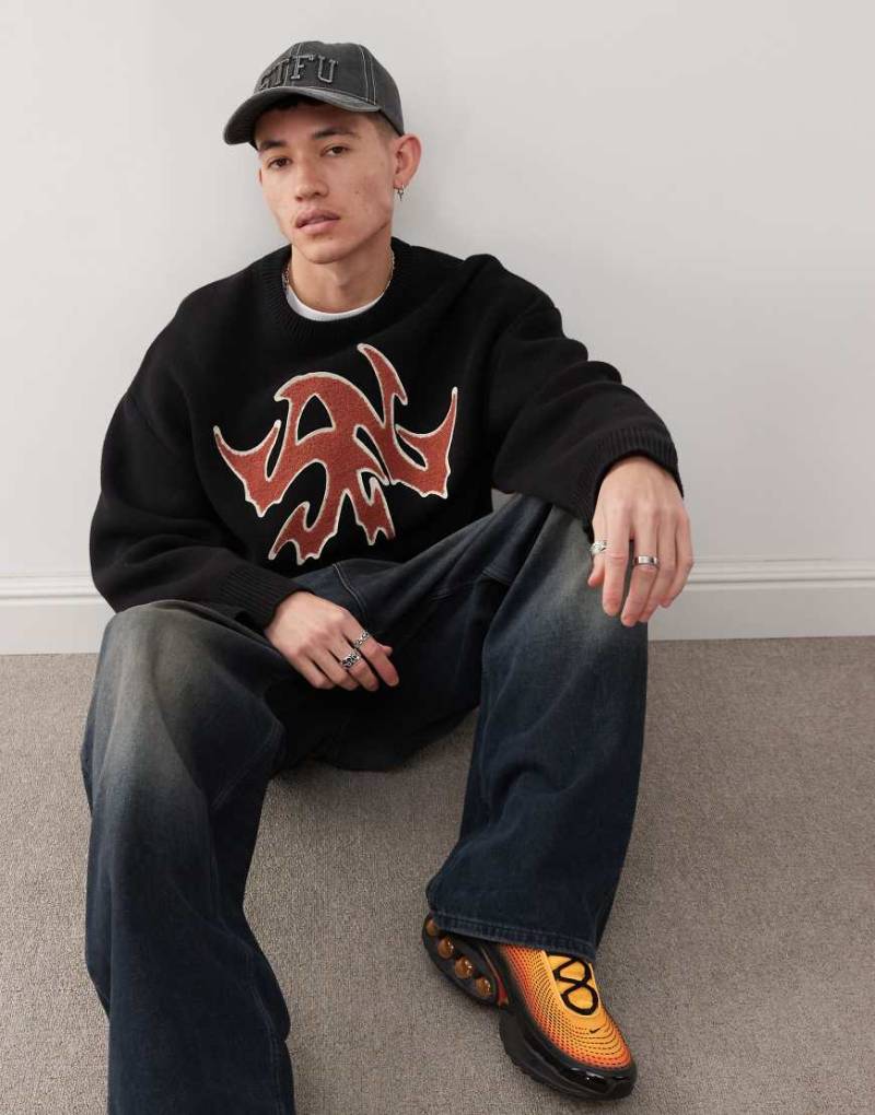 Weekday - Cypher - Oversize-Pullover in Schwarz mit rotem Jacquard-Print von Weekday