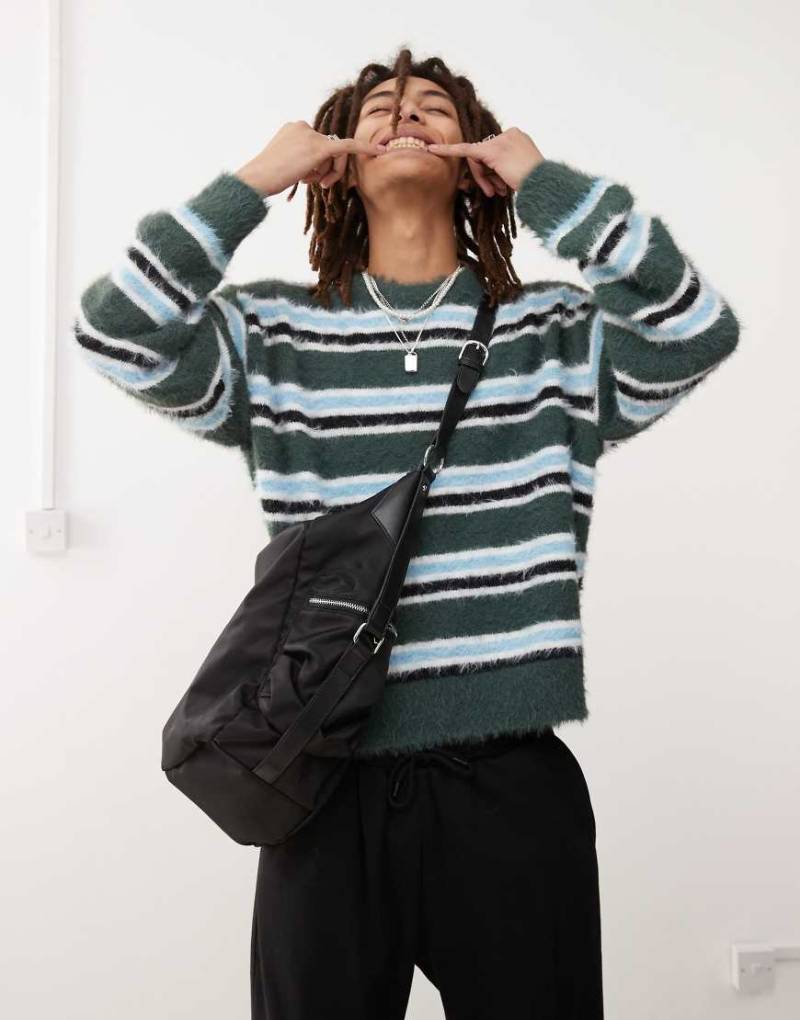 Weekday - Daniel - Pullover aus flauschigem Garn in gestreiftem Grün von Weekday