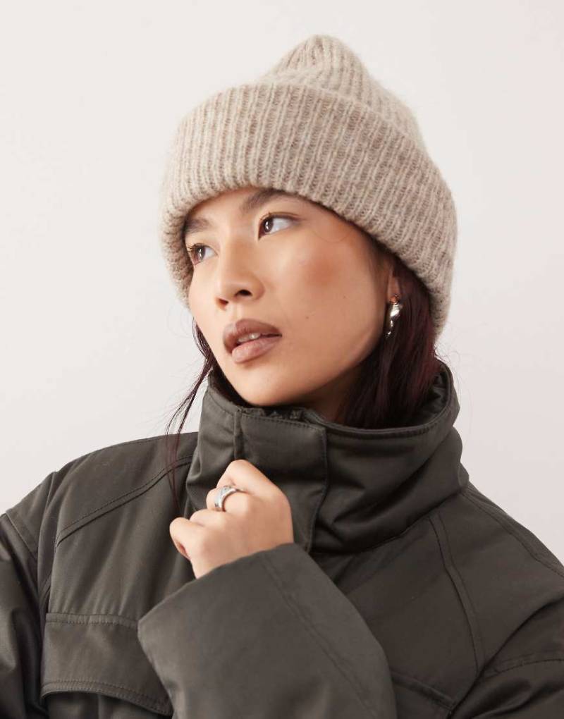 Weekday - Dicke Strickmütze aus Wollmix in Beige-Brown von Weekday