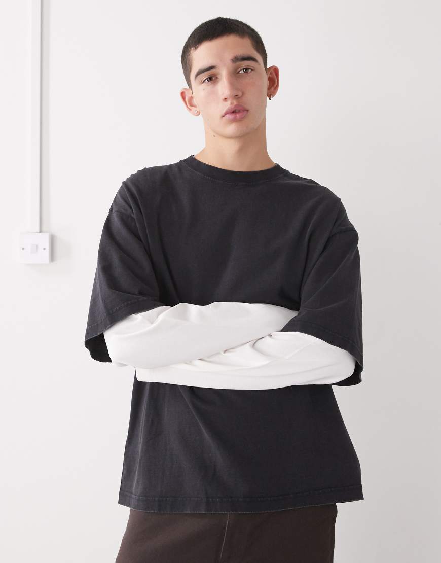 Weekday - Doppellagiges Oversize-T-Shirt in Schwarz mit kontrastierenden Ärmeln in Wollweiß von Weekday