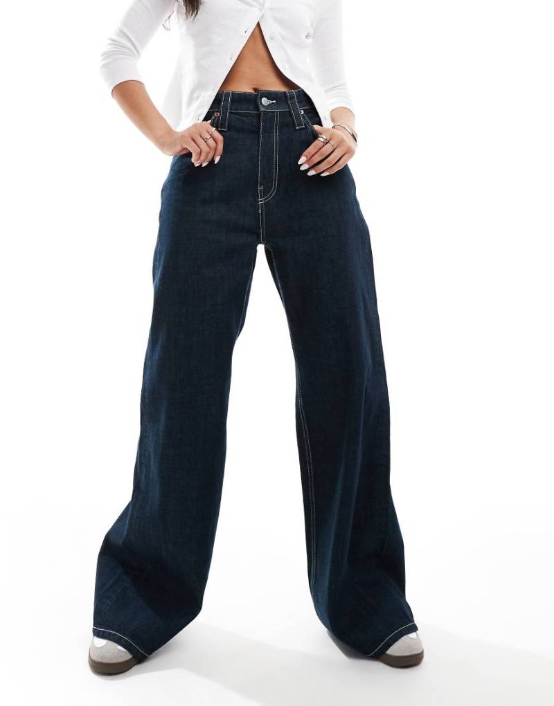 Weekday - Duchess - Superweite Jeans in blauer Rinse-Waschung mit niedrigem Bund von Weekday
