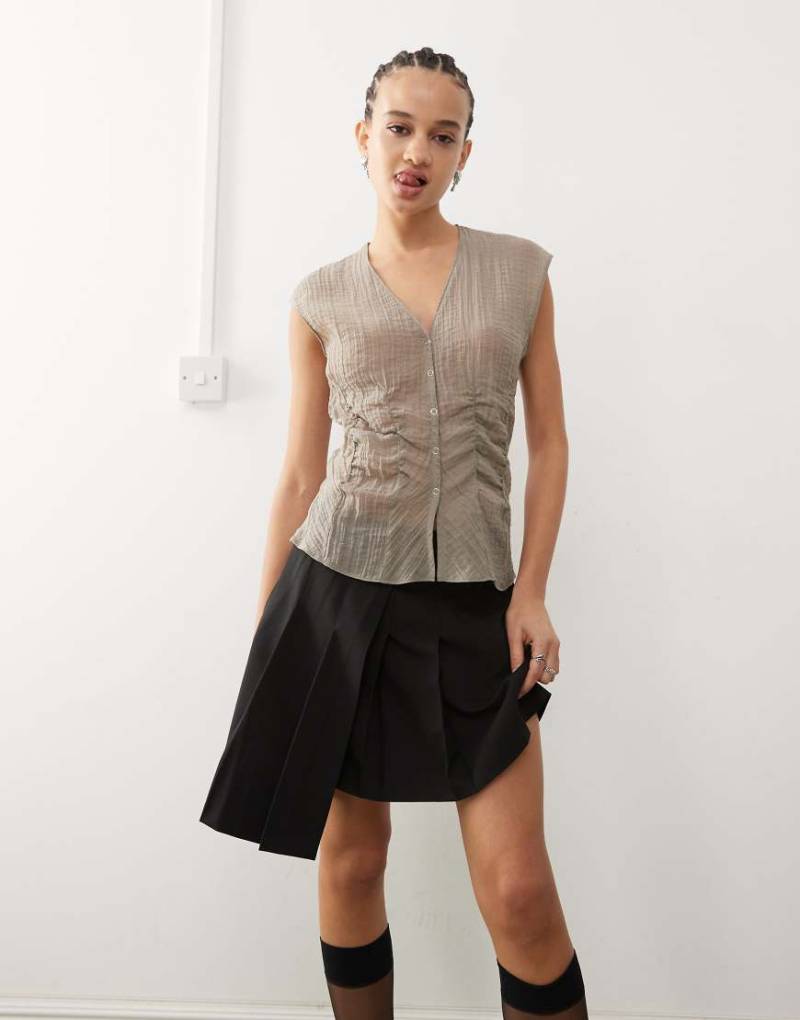 Weekday - Durchsichtige ärmellose Bluse in Maulwurfsbraun mit V-Ausschnitt und Korsettdetail in der Taille-Neutral von Weekday